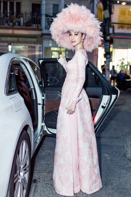 Ngọc Trinh, Angela Phương Trinh mặc hở ngực đi xem thời trang